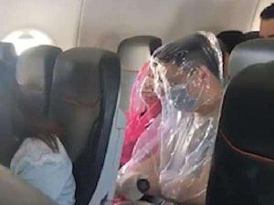 Penumpang Pesawat Bungkus Diri Pakai Plastik karena Takut Corona