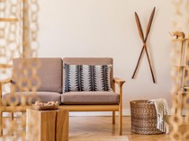 5 Cara Pakai Elemen Kayu buat Interior Ruangan buat Kesan Hangat & Nyaman