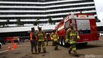 Pegawai Berhamburan Saat Gedung DPR Berasap