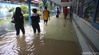 Selain itu pihak rumah sakit juga akan menyalakan pompa air yang berada di RSUD Kraton dan membuat tanggul pasir, agar air tidak masuk ke rumah sakit.