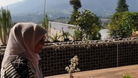 Saat berlibur, kafe menjadi tempat yang wajib untuk dikunjungi. Ini adalah momen dirinya saat mengunjungi sebuah kafe bernama Meloh Cafe & Tent. Foto: Instagram @st.hikmawatty