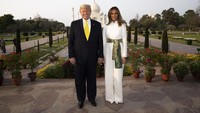 Mengunjungi bangunan bersejarah paling ikonik di India tersebut, Trump-Melania kompak berfoto di depan kamera.