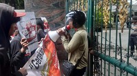 Mereka mendesak kasus Novel agar segera dituntaskan.