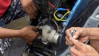 Satu per satu perangkat motor tersebut diperiksa guna mencegah kerusakan yang lebih berat akibat sebelumnya terendam banjir.