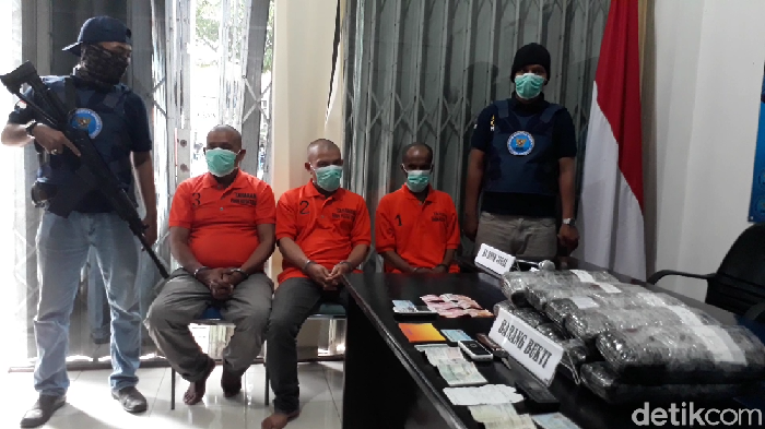 BNN tangkap tiga orang terkait peredaran ganja 9,9 kg di Tegal, Jawa Tengah, Sabtu (24/2/2020).