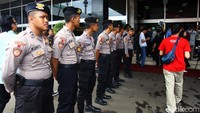 Polisi juga sudah meluncur ke TKP. Mereka ikut mengevakuasi dari lantai 3.