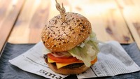 Untuk menu makanan yang ditawarkan cukup beragam dengan hidangan utama khas Western. Salah satunya ada burger dengan aneka sayuran segar. Foto: Instagram @fortgeorgecroatia
