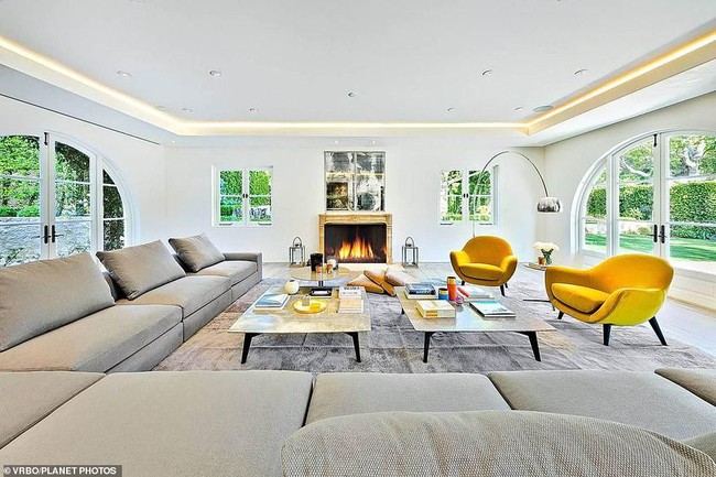 Rumah elite di Malibu tersebut dibeli karena tidak jauh dengan rumah Doria, ibu dari Meghan Markle. Kabarnya rumah tersebut akan ditempati setelah Meghan dan Harry resmi keluar dari tugas mereka sebagai anggota keluarga kerajaan. Saat ini keduanya tinggal di Kanada. Foto: Dok. VRBO