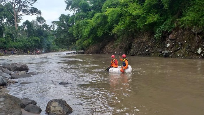 Tim Basarnas saat melakukan pencarian di lokasi Sungai Air Lintang (foto fok Basarnas)