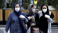 Sejumlah wanita Iran tampak mengenakan masker saat beraktivitas di luar ruangan. Iran menjadi salah satu negara di Timur Tengah yang mengonfirmasikan adanya kasus kematian akibat virus corona. Hingga Senin (24/2/2020), otoritas kesehatan Iran mengumumkan sudah delapan orang meninggal dunia akibat virus corona di wilayahnya. AP Photo/Ebrahim Noroozi.