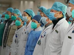 Kejutan Kue Ulang Tahun Bikin Perawat Pasien Corona Ini Terharu