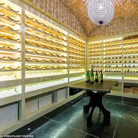 Pasangan kerajaan Inggris itu secara resmi akan keluar dari tugas istana dan melepas gelar kerajaannya pada 31 Maret 2020. Pangeran Harry dan Meghan Markle ingin melanjutkan hidup mereka secara mandiri dan lepas dari status anggota senior keluarga kerajaan. Foto: Dok. VRBO