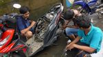 Warga Rawa Terate Gotong Royong Perbaiki Motor Imbas Banjir