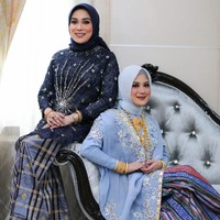 Irma Dwiyani merupakan putri dari Bupati Jeneponto Iksan Iskandar dan Hamsiah Iksan. Hamsiah, ibunda Irma tampak mengunggah momen kebersamaannya dengan sang putri yang resmi dilamar pada Kamis (20/2/2020). Foto: Dok. Instagram @intaniksan