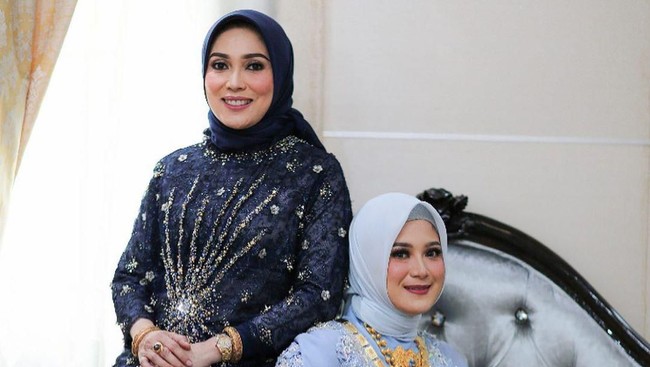Irma Dwiyani merupakan putri dari Bupati Jeneponto Iksan Iskandar dan Hamsiah Iksan. Hamsiah, ibunda Irma tampak mengunggah momen kebersamaannya dengan sang putri yang resmi dilamar pada Kamis (20/2/2020). Foto: Dok. Instagram @intaniksan