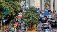 Kemacetan terjadi karena 5 lajur menyempit menjadi 2 lajur saja. Sisanya untuk proses pengerjaan kontruksi LRT.