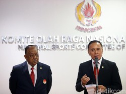 Iriawan didampingi Marciano Norman memberikan sambutan usai dilantik.