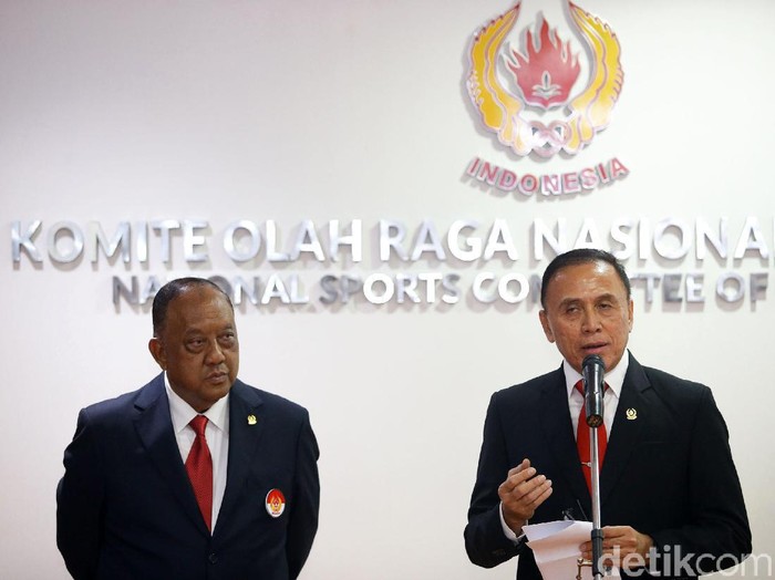 Ketua Umum Komite Olahraga Nasional Indonesia (KONI) Marciano Norman, secara resmi melantik kepengurusan PSSI yang diketuai oleh Mochamad Iriawan yang berlangsung dikantor KONI, Jakarta, Senin (24/2/2020). Kepengurusan PSSI yang baru dilantik ini berlangsung hingga tahun 2023.