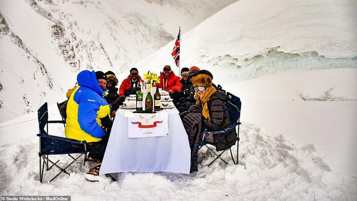 makan malam tertinggi rekor dunia makan malam tertinggi 23000 kaki di gunung everest