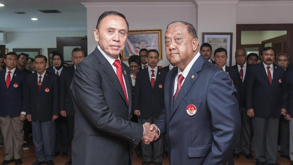 Ketum PSSI Mochamad Iriawan, mengucapkan harapan untuk direktur utama PT Liga Indonesia yang anyar. (Foto: Antara/Galih Pradipta)