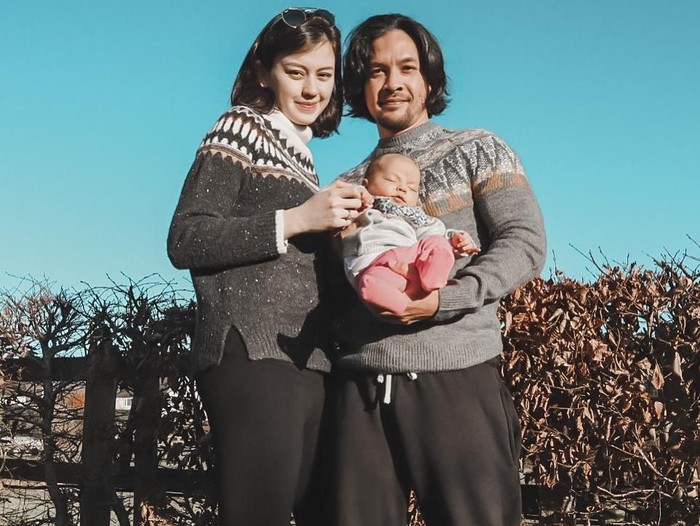 Kimberly Ryder dan Edward Akbar bersama putranya Kimberly Ryder dan Edward Akbar bersama putranya