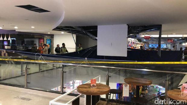 Lokasi Plafon Malioboro Mall Yogya yang Ambrol Dipasangi Garis Polisi