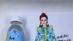 Desainer China Ini Bikin Model Baju Terinspirasi Minuman Kemasan