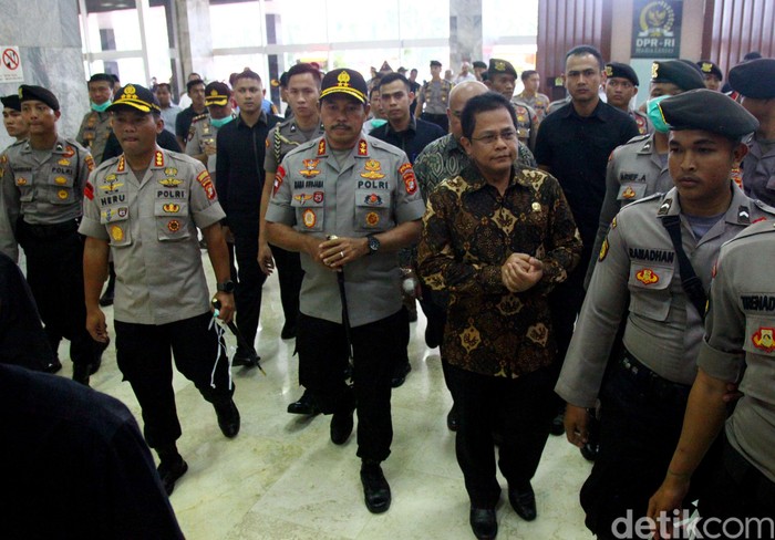Kapolda Metro Tinjau Gedung DPR Asap tebal sempat menyelimuti gedung Nusantara III kompleks MPR/DPR. Petugas kepolisian pun tiba di sana untuk melakukan olah tempat kejadian perkara (TKP).