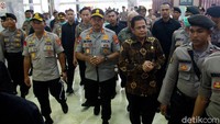 Kapolda Metro Jaya Irjen Nana Sudjana meninjau gedung DPR RI, usai asap pekat menyelimuti gedung tersebut, Jakarta, Senin (24/2/2020).