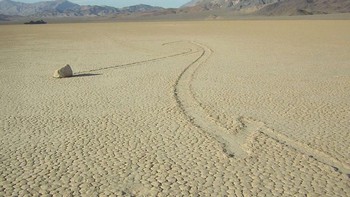 Kekeringan Ekstrem di Sejumlah Daerah: Ahli astronomi bernama Caleb Schraf menganalogikan hidup di planet berbentuk datar akan terasa seperti di padang pasir. Hal ini disebabkan lautan kesulitan menjangkau tepian bidang, sehingga hanya menumpuk di titik tengah. Fenomena tersebut terjadi karena gravitasi yang berpusat di tengah akan menarik tiap objek yang bergerak ke arah tepi Bumi. (Foto: Internet)