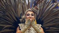 Karnaval Rio juga jadi salah satu festival terbesar dan meriah di Brasil. Tak heran banyak orang datang untuk ikut serta dalam parade maupun melihat langsung kemeriahan karnaval tersebut. AP Photo/Andre Penner.