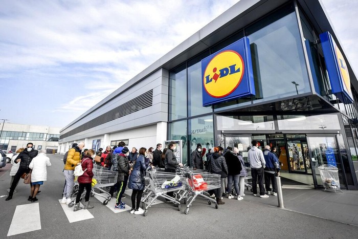 Warga Borong Produk di Supermarket Italia Imbas Corona Virus corona mulai melanda wilayah Italia. Warga pun ramai-ramai datangi supermarket untuk berbelanja persediaan bahan pokok selama tinggal di rumah.