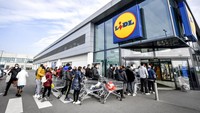 Sejumlah warga tampak mengantre untuk berbelanja kebutuhan pokok di salah satu supermarket yang berada di kawasan Casalpusterlengo, Italia sebelah utara, Minggu (23/2/2020) waktu setempat. Claudio Furlan/Lapresse via AP.
