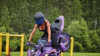 Rasa takutnya kalah dengan keinginannya untuk bisa melakukan freestyle. Seperti aksi stoppie ini Foto: Pool Instagram
