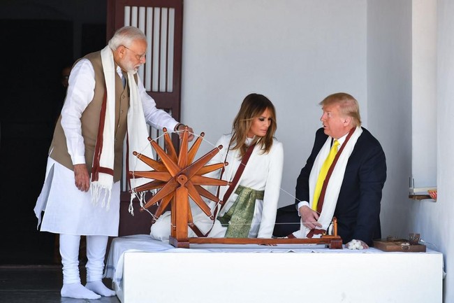Dalam kunjungan tersebut, Melania dan Donald Trump sempat menyambangi rumah yang dulu pernah dihuni tokoh dunia Mahatma Gandhi. Pasangan nomor satu di AS itu lalu mencoba memintal benang dengan alat tradisional bernama charkha. (Foto: Mandel NGAN / AFP)