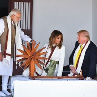 Dalam kunjungan tersebut, Melania dan Donald Trump sempat menyambangi rumah yang dulu pernah dihuni tokoh dunia Mahatma Gandhi. Pasangan nomor satu di AS itu lalu mencoba memintal benang dengan alat tradisional bernama charkha. (Foto: Mandel NGAN / AFP)