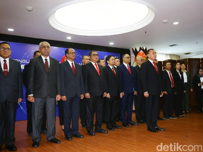 Ketua Umum Komite Olahraga Nasional Indonesia (KONI) Marciano Norman, secara resmi melantik kepengurusan PSSI yang diketuai oleh Mochamad Iriawan yang berlangsung dikantor KONI, Jakarta, Senin (24/2/2020). Kepengurusan PSSI yang baru dilantik ini berlangsung hingga tahun 2023.