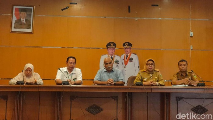 Kadinkes saat menjelaskan hasil laboratorium pasien TH di Aula Dinkes.