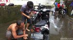 Warga Rawa Terate Gotong Royong Perbaiki Motor Imbas Banjir