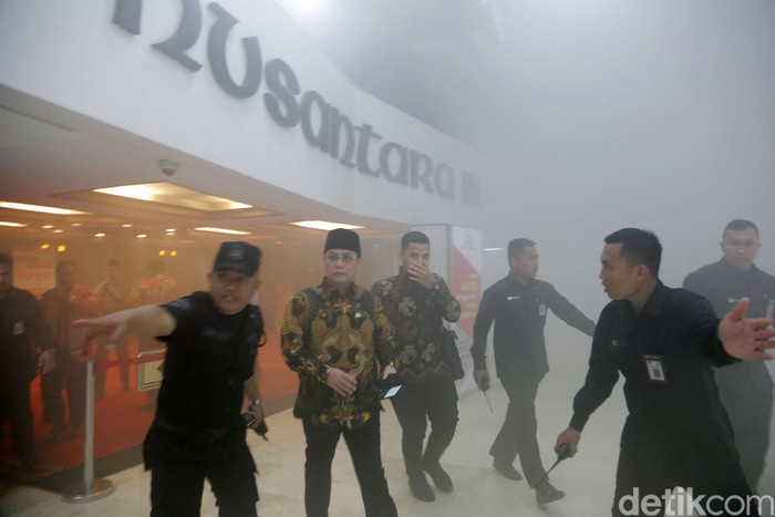 Asap mengepul di Gedung Nusantara III DPR, Senin (24/2/2020). Para penghuni gedung wakil rakyat berhamburan.