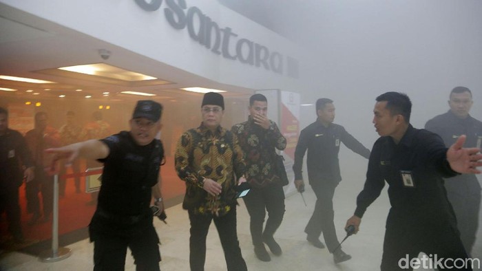 Asap mengepul di Gedung Nusantara III DPR, Senin (24/2/2020). Para penghuni gedung wakil rakyat berhamburan.