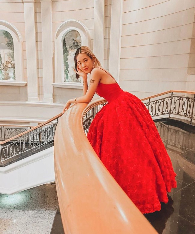 Tapi akhirnya wanita yang kini lebih memilih jadi YouTuber tersebut memutuskan untuk kembali ke Inggris dan sekolah fashion di Paris dibanding jadi idol. Di akun YouTube-nya, Euodias sering mengunggah vlog hingga tutorial makeup. Foto: Instagram @euo.coeur