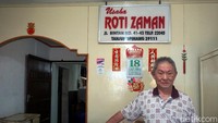 Pemiliknya bernama Andri Heng (76). Toko roti ini sudah berdiri sejak tahun 1932. Di zaman orang belum kenal roti, orang tua Andri sudah membuat roti. (Wahyu Setyo/detikcom)