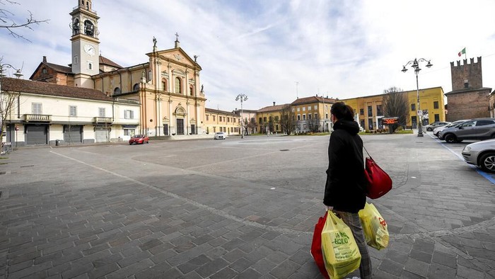 Virus corona mulai melanda wilayah Italia. Warga pun ramai-ramai datangi supermarket untuk berbelanja persediaan bahan pokok selama tinggal di rumah.