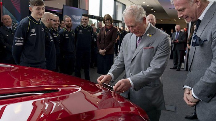 Pangeran Charles Kunjungi Pabrik Aston Martin