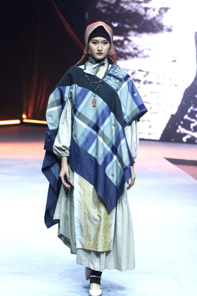 Deden Siswanto merilis koleksi busana muslim sarung dengan gaya kekinian di ajang Muslim Fashion Festival 2020, Jakarta Convention Center, Jakarta, Jumat [21/2/2020].  Foto: Mohammad Abduh/Wolipop.