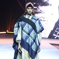 Deden Siswanto merilis koleksi busana muslim sarung dengan gaya kekinian di ajang Muslim Fashion Festival 2020, Jakarta Convention Center, Jakarta, Jumat [21/2/2020].  Foto: Mohammad Abduh/Wolipop.