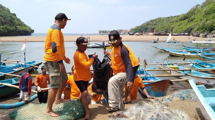 Evakuasi jasad nelayan lobster yang hilang di Pantai Gunungkidul, Senin (24/2/2020).