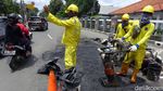 Aksi Pasukan Kuning Perbaiki Jalan Berlubang di Ibu Kota