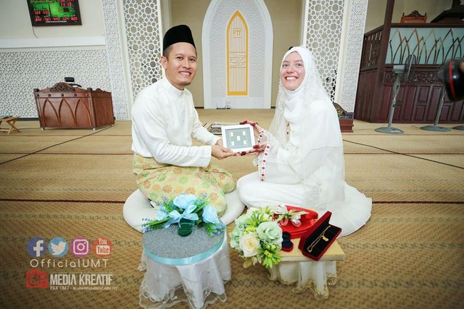 Khalies pun kemudian meminta nomor telepon Giovanna. Awalnya, bule berusia 26 tahun ini tak memberikan nomor teleponnya pada Khalies. Namun, ketika Khalies mengungkapkan bahwa dirinya adalah staf di UMT, barulah Giovanna memberikan nomor teleponnya. Sejak itu kami sering WhatsApp dan berteman dekat, imbuhnya. Foto: Facebook